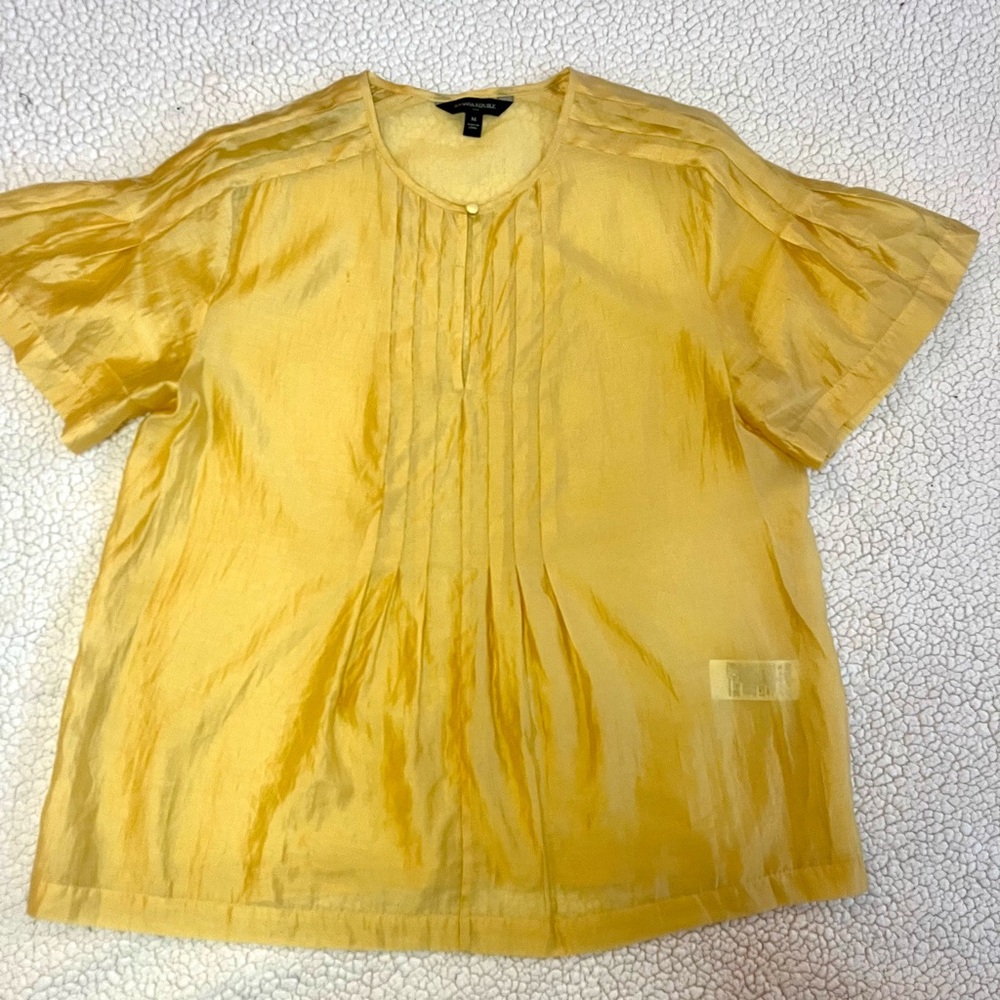 Banana Republic Semi Sheer Golden Pleated Blouse with Peekaboo Neckline Sz M